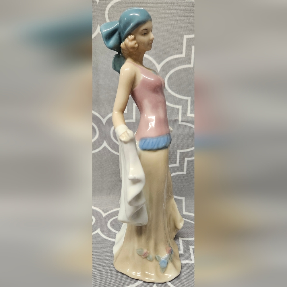 Beautiful Ceramic Figure - Picture 2 of 4